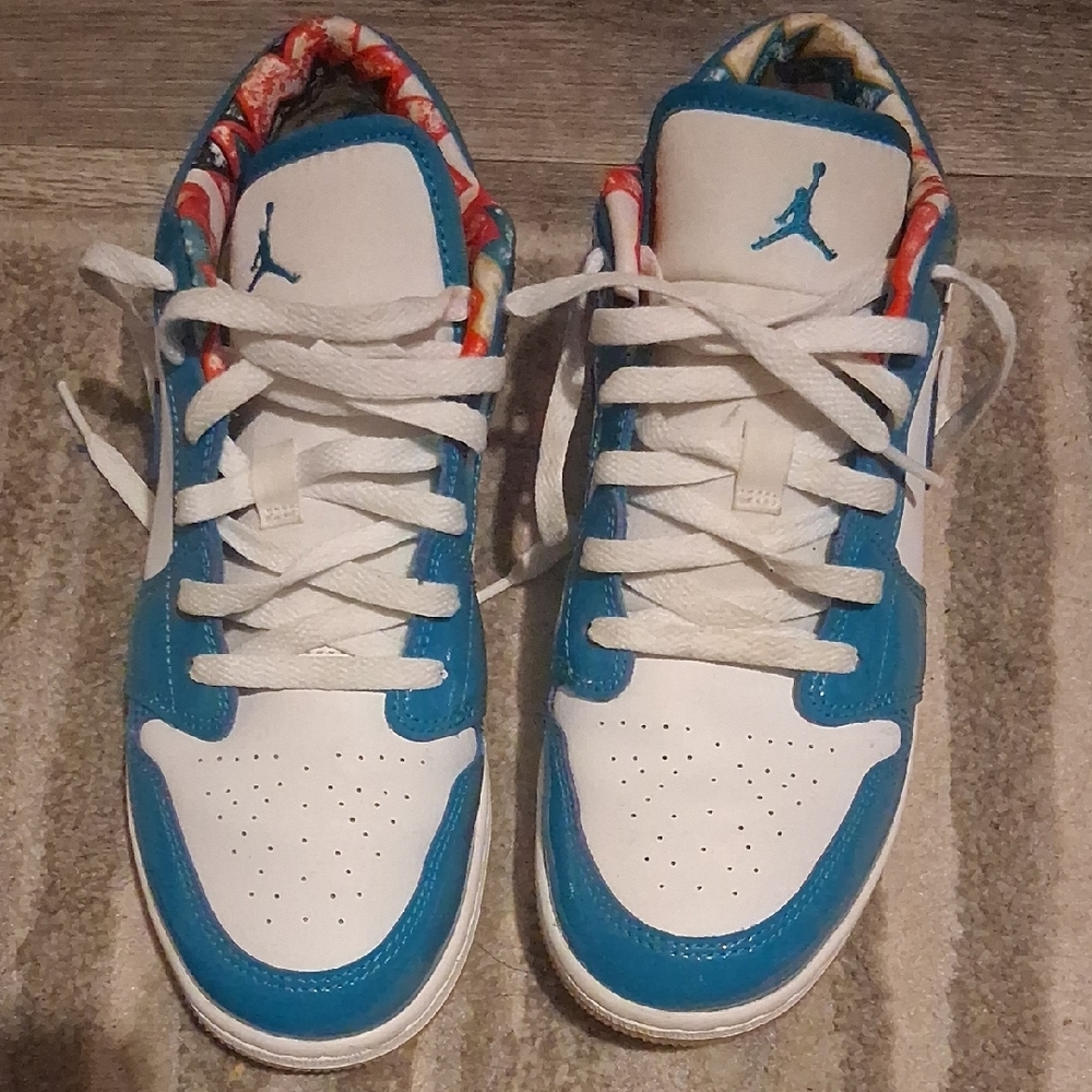 Nike Blue and White Athletic Shoes Low-Top Design